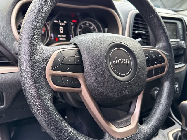 Used 2018 Jeep Cherokee Latitude AWD/4WD image 14