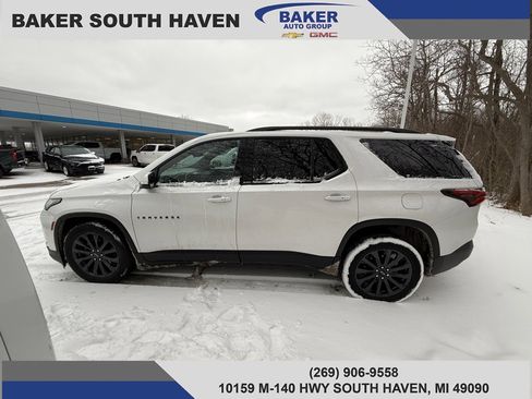 Used 2023 Chevrolet Traverse RS image 3