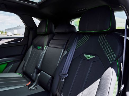 Used 2025 Bentley Bentayga AWD/4WD image 48