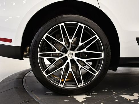 Certified 2026 Porsche Macan AWD/4WD image 17
