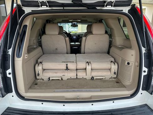 Used 2011 Cadillac Escalade Premium RWD image 27