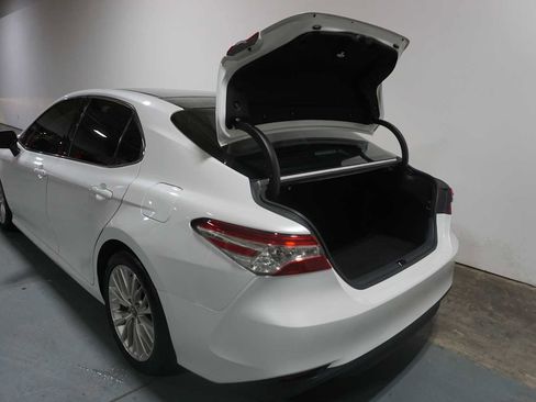 Used 2019 Toyota Camry XLE image 4