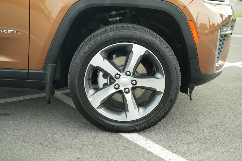 New 2026 Jeep Grand Cherokee Limited w/ MOPAR Finishing Package AWD/4WD image 48