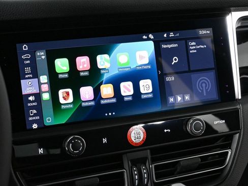 Certified 2025 Porsche Macan AWD image 15