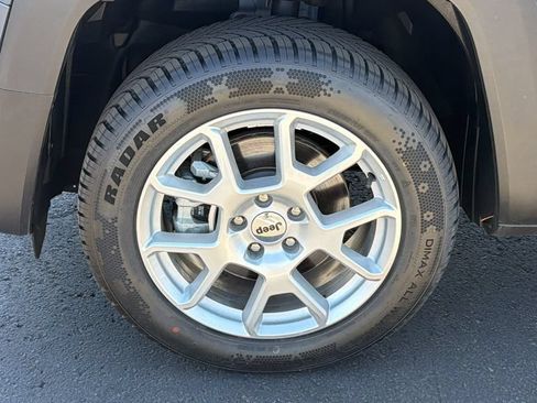 Used 2022 Jeep Renegade Latitude AWD/4WD image 9