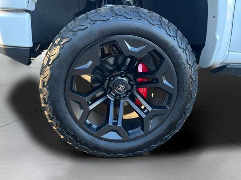 Used 2024 GMC Sierra 1500 AT4 w/ Technology Package image 5