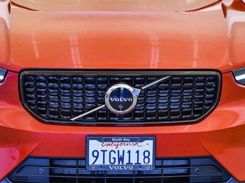 Certified 2025 Volvo XC40 B5 Ultra w/ Climate Package image 8