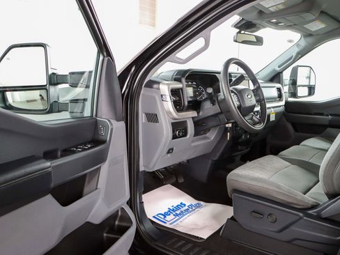 Used 2023 Ford F350 XLT AWD/4WD image 3
