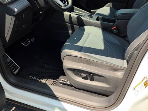 Certified 2025 Volkswagen Tiguan SE R-Line AWD/4WD image 18