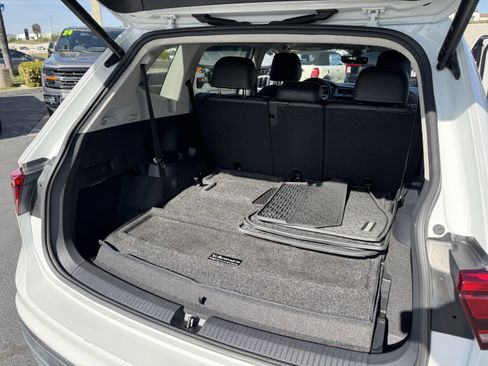 Used 2023 Volkswagen Tiguan SE w/ Panoramic Sunroof Package image 38