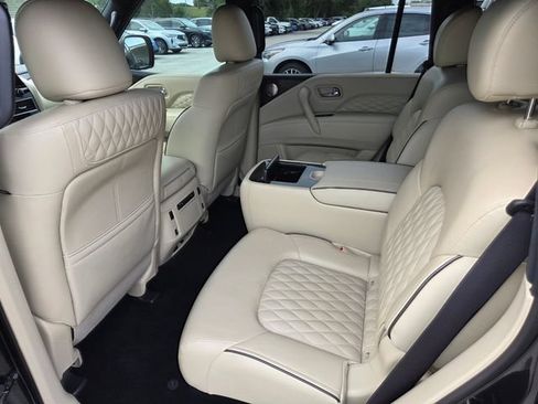 Used 2024 INFINITI QX80 Sensory AWD/4WD image 10