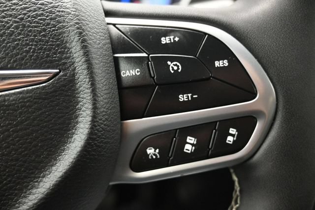 Used 2025 Chrysler Pacifica Select FWD image 22