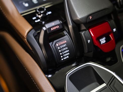 Used 2025 Lamborghini Urus SE AWD/4WD image 41