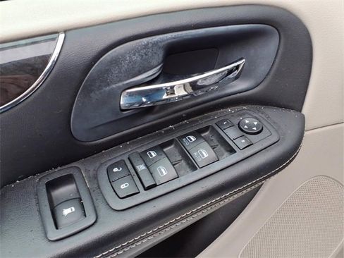 Used 2012 Chrysler Town & Country Touring image 12