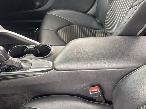 Used 2020 Toyota Camry SE FWD image 31