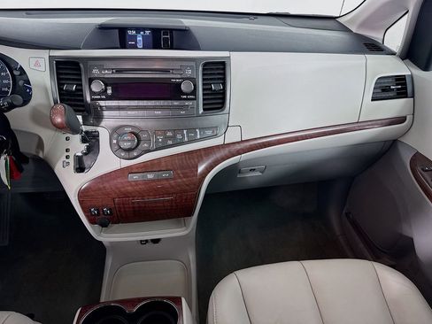 Used 2014 Toyota Sienna XLE image 25