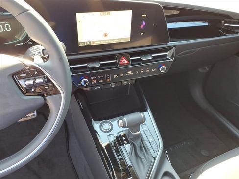 New 2025 Kia Niro EX Touring image 25