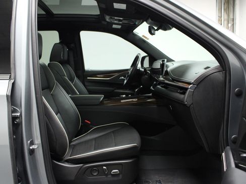 Used 2023 Cadillac Escalade Premium Luxury image 17