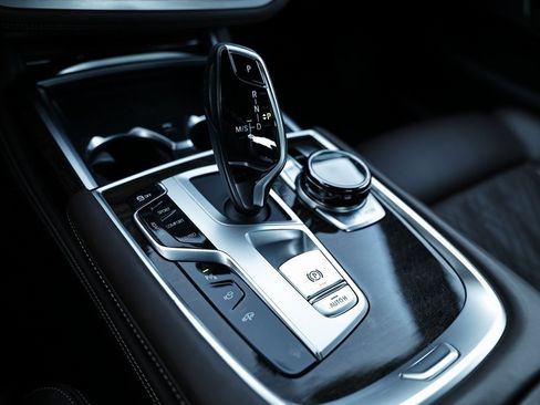 Used 2022 BMW 750i xDrive w/ Luxury Rear Seating Package image 44