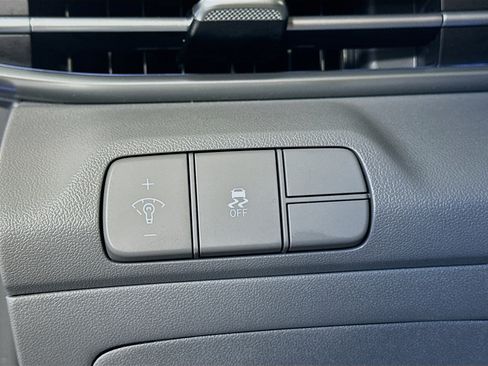 Used 2025 Hyundai Elantra SEL FWD image 17