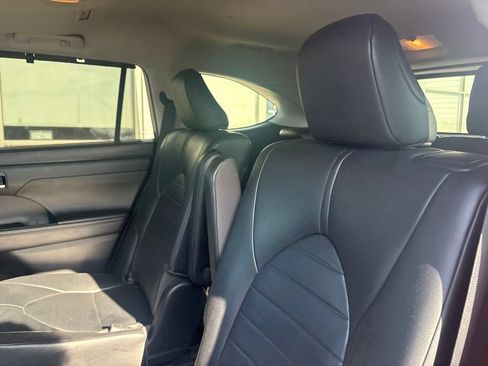 Used 2020 Toyota Highlander XLE AWD/4WD image 33