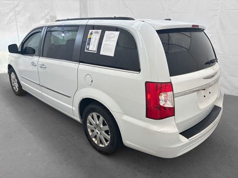 Used 2016 Chrysler Town & Country Touring w/ Driver Convenience Group FWD image 4