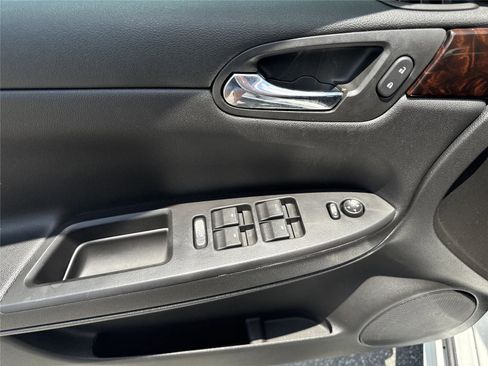 Used 2015 Chevrolet Impala LT w/ LT Sunroof Package FWD image 17