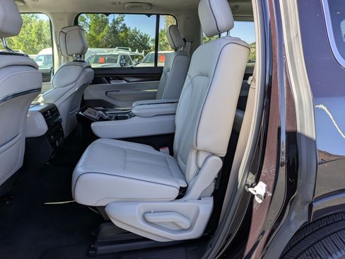 Used 2023 Jeep Grand Wagoneer Series II AWD/4WD image 29