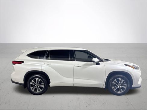 Used 2022 Toyota Highlander XLE AWD/4WD image 5