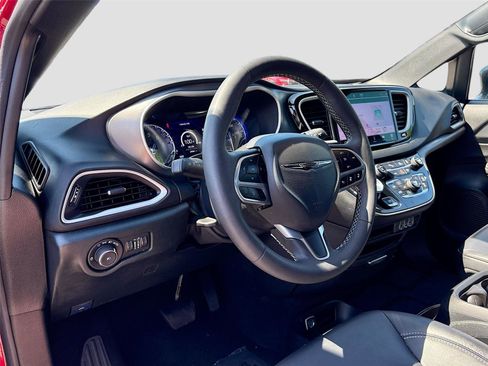 Used 2025 Chrysler Pacifica Select FWD image 9