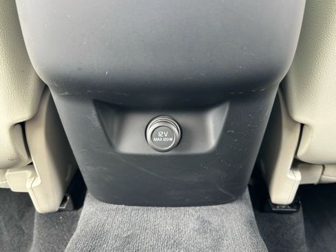 Used 2018 Volvo XC60 T5 Momentum w/ Vision Package image 20