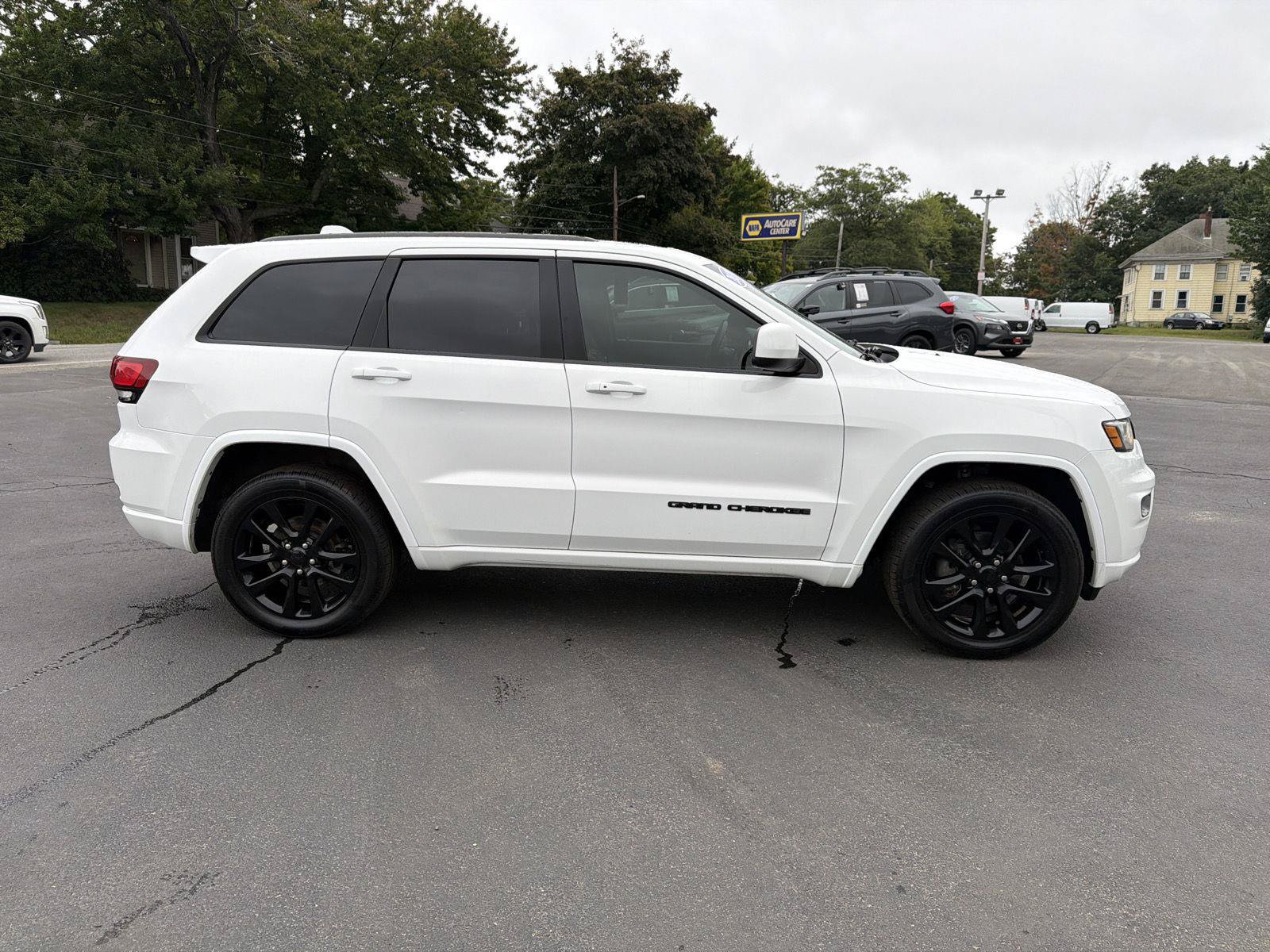 Used 2020 Jeep Grand Cherokee Altitude AWD/4WD image 6