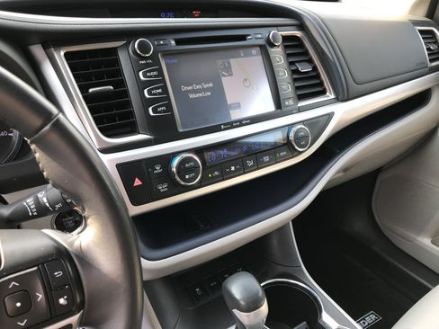 Used 2017 Toyota Highlander XLE w/ Carpet Mat Package AWD/4WD image 18