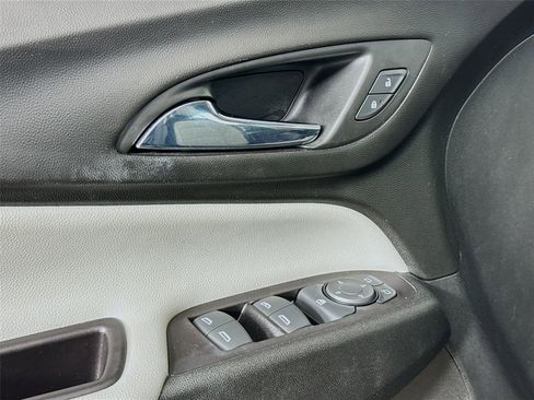 Used 2019 Chevrolet Equinox LS image 18