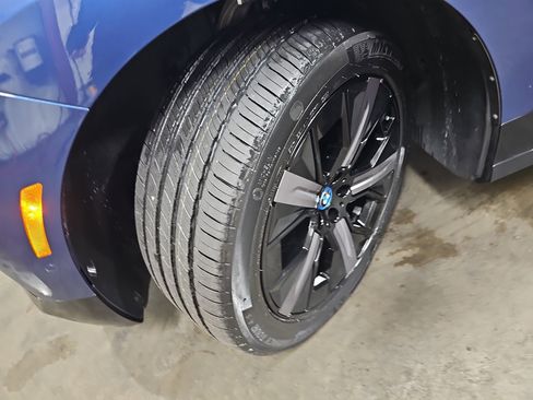 Used 2024 BMW iX xDrive50 w/ Premium Package image 33