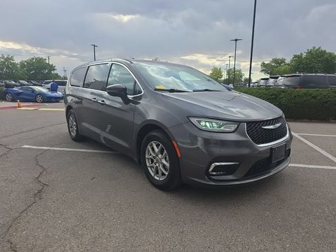 Used 2023 Chrysler Pacifica Touring-L FWD image 9