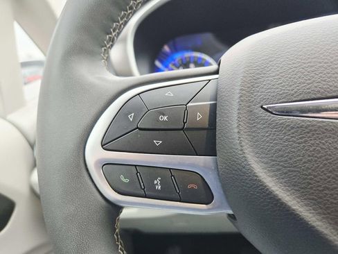 Used 2024 Chrysler Pacifica Touring-L image 22