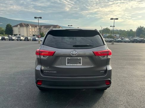 Used 2019 Toyota Highlander LE AWD/4WD image 8