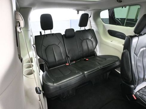 Used 2018 Chrysler Pacifica Limited FWD image 45