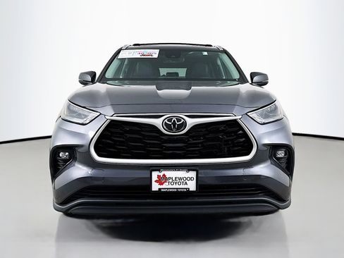 Used 2023 Toyota Highlander XLE AWD/4WD image 2