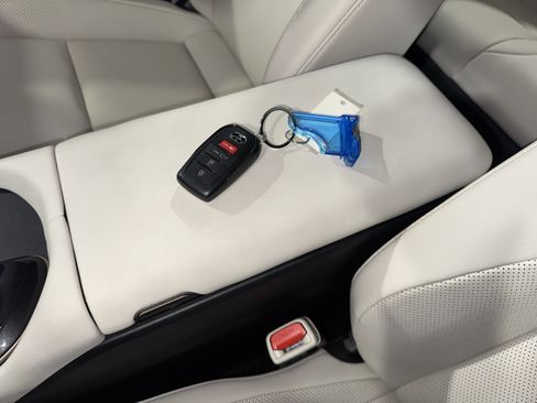 Used 2025 Toyota Crown Limited image 28