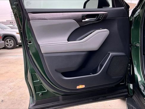 Used 2024 Toyota Highlander Limited image 21