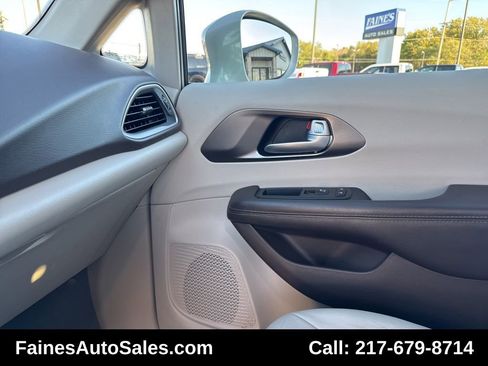 Used 2017 Chrysler Pacifica Touring-L image 50
