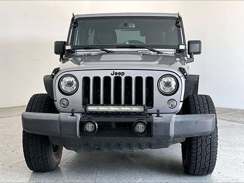 Used 2018 Jeep Wrangler Unlimited Sahara AWD/4WD image 3