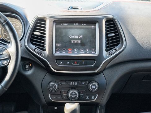 Used 2019 Jeep Cherokee Trailhawk image 18