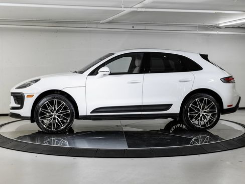 Certified 2025 Porsche Macan image 2