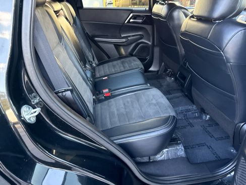 Used 2024 Mitsubishi Outlander SE image 14