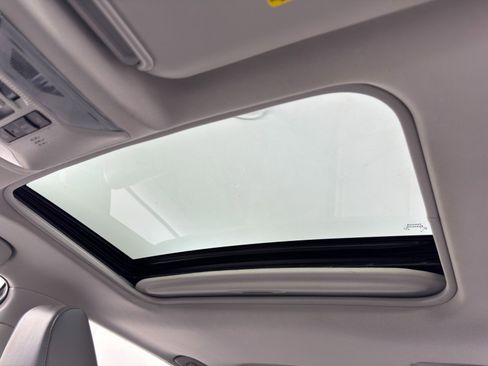 Used 2022 Toyota RAV4 XLE Premium image 11