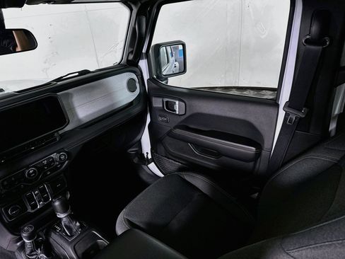 Used 2025 Jeep Wrangler Unlimited Sahara AWD/4WD image 21