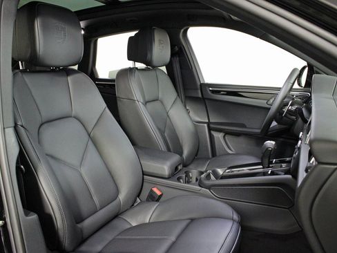Used 2025 Porsche Macan image 38